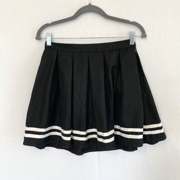 HOT TOPIC Women's Small Pleated Cheer Goth Mini Skirt Black w/2 White Stripes - Picture 1 of 5